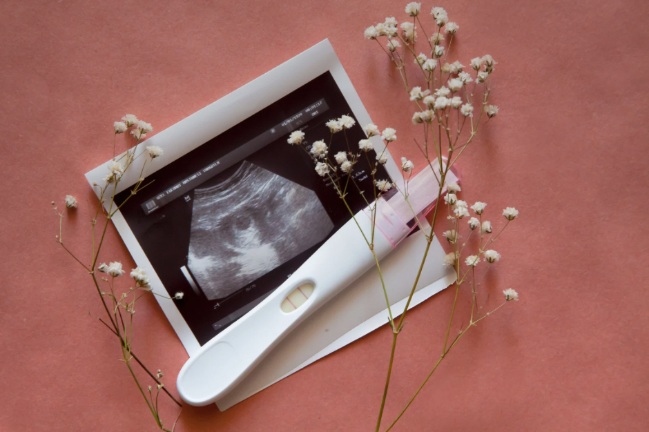 How I Use ChatGPT to Survive Mom Life (Real Prompts + Examples)